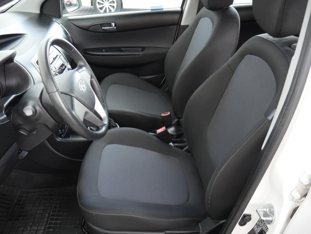 2013 Hyundai i20 - 9