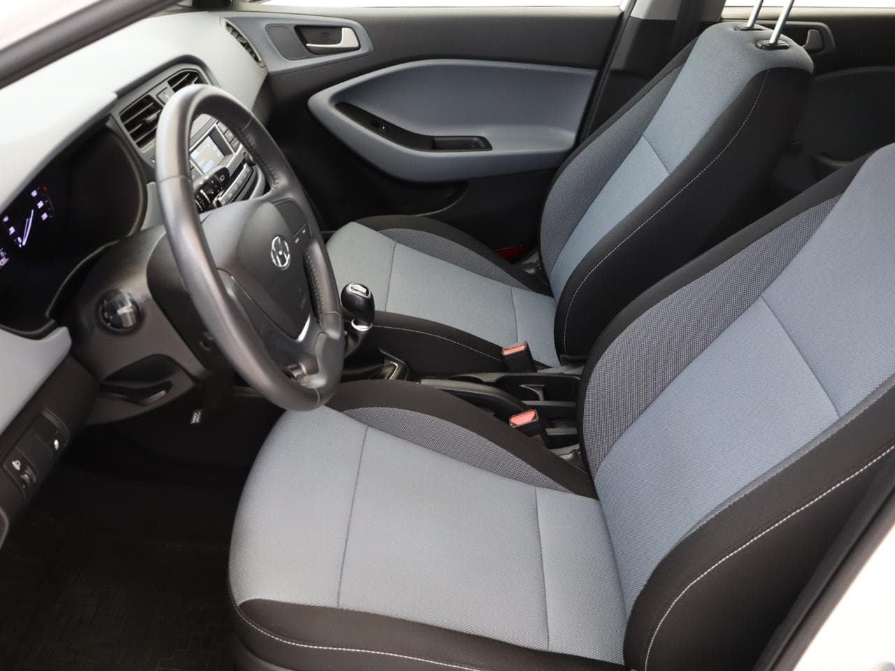 2017 Hyundai i20 - 14