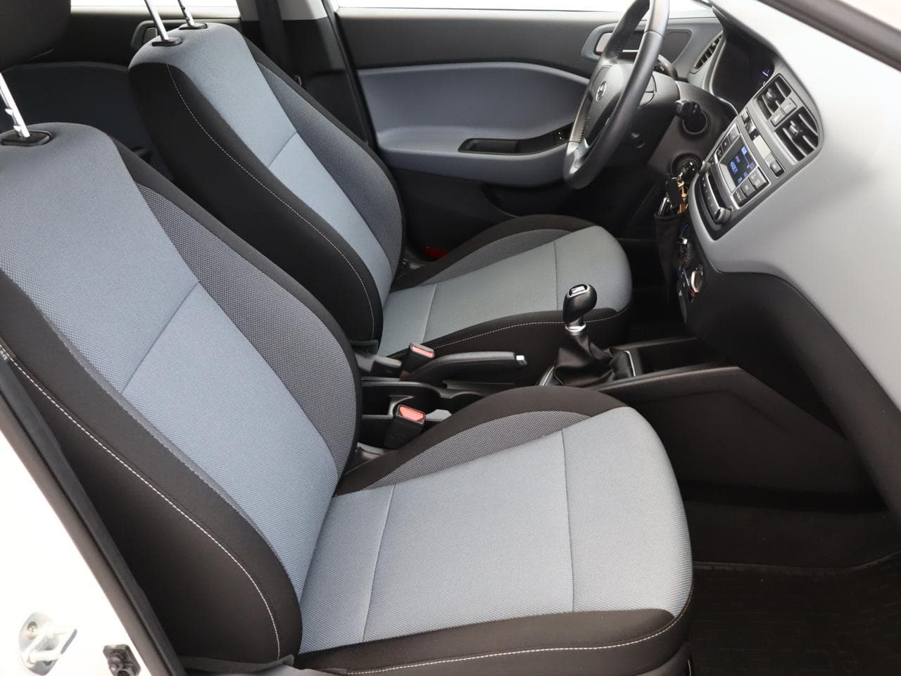 2017 Hyundai i20 - 10