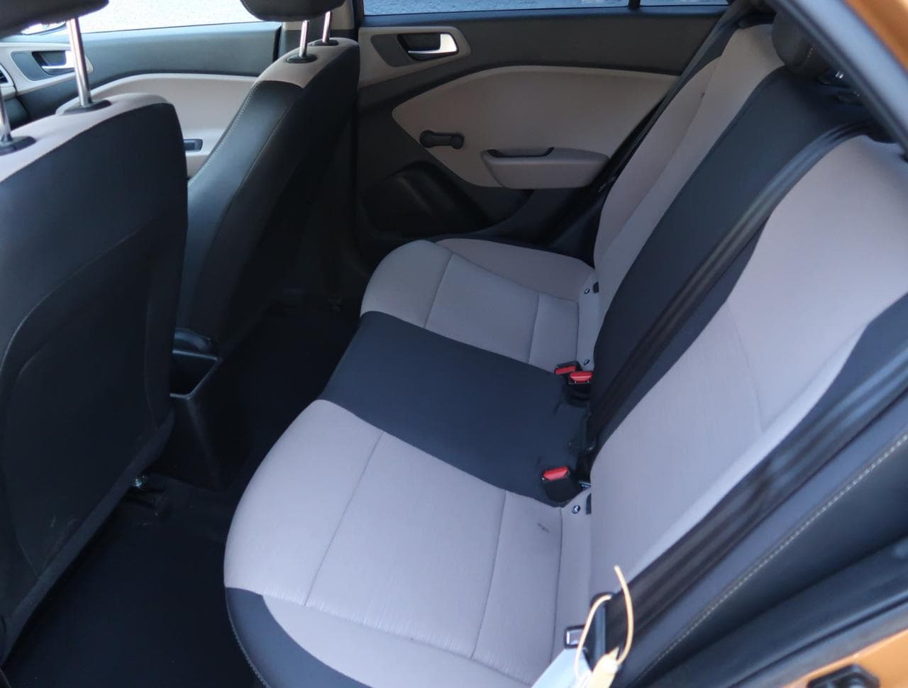 2015 Hyundai i20 - 15