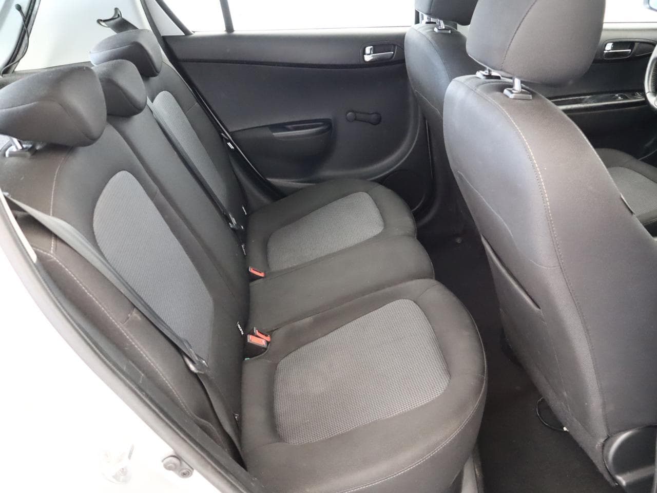 2012 Hyundai i20 - 11