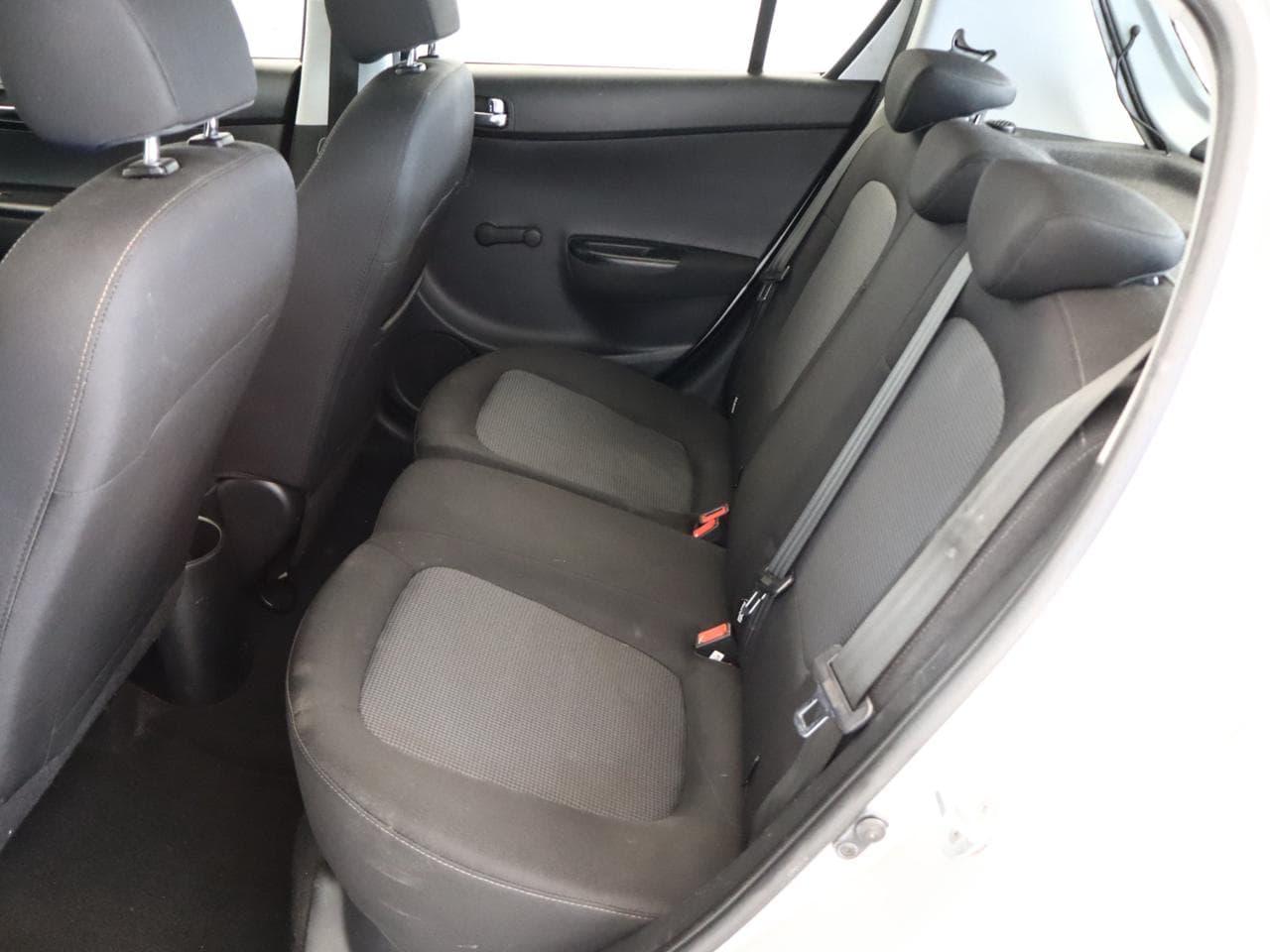 2012 Hyundai i20 - 12