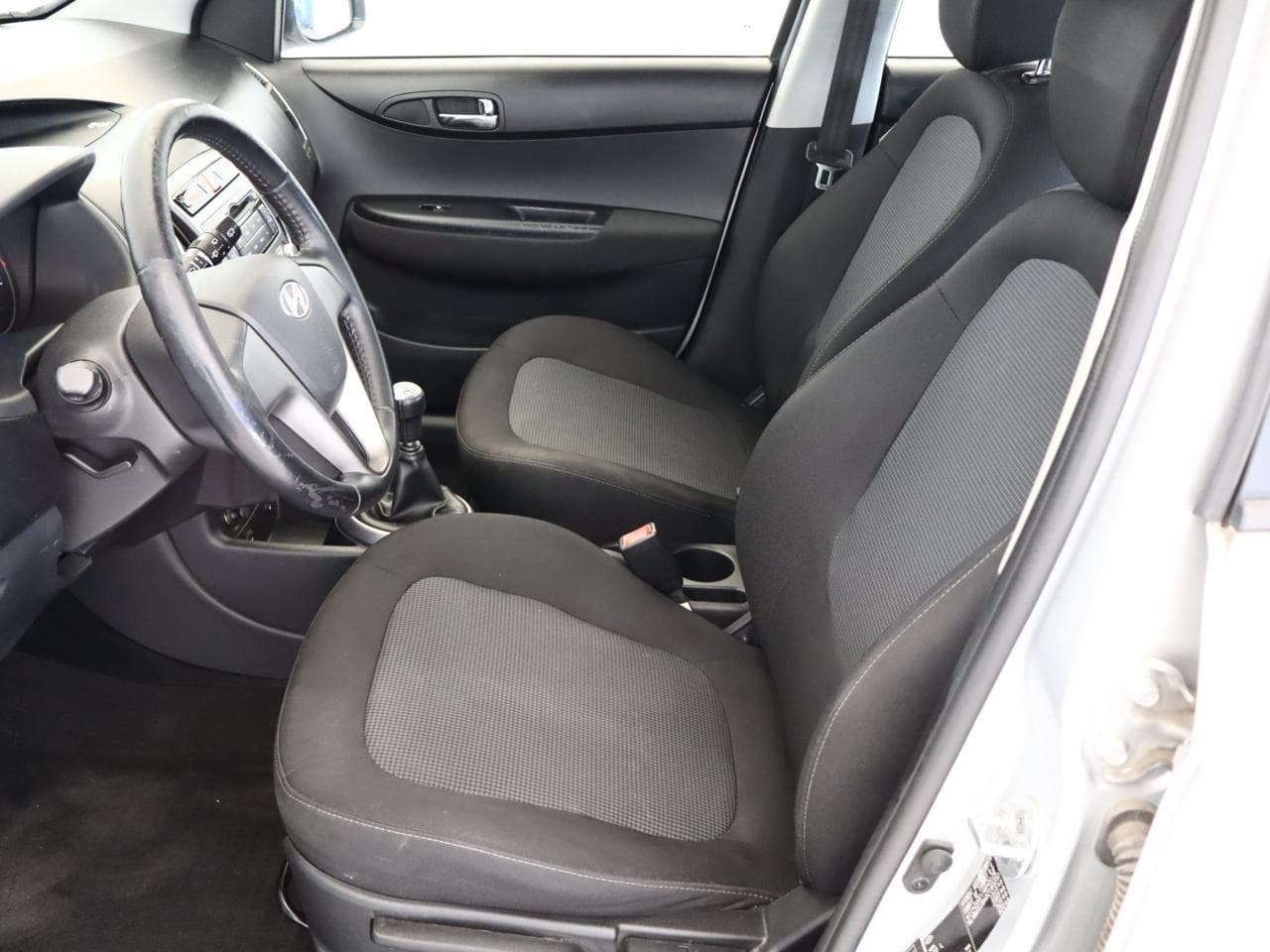 2012 Hyundai i20 - 13