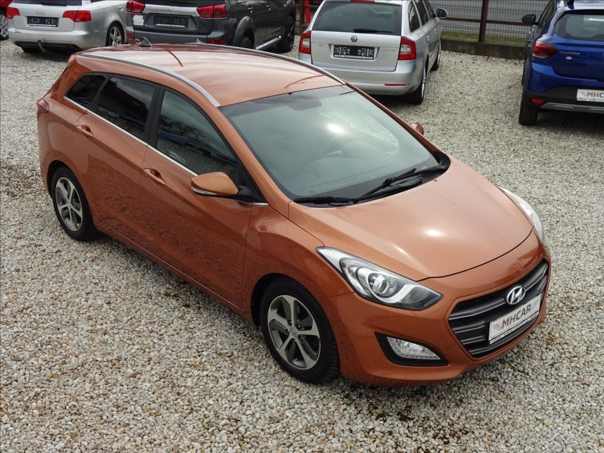 Hyundai i30 1,6 GDi 99kW WEEKEND DESIGN kombi