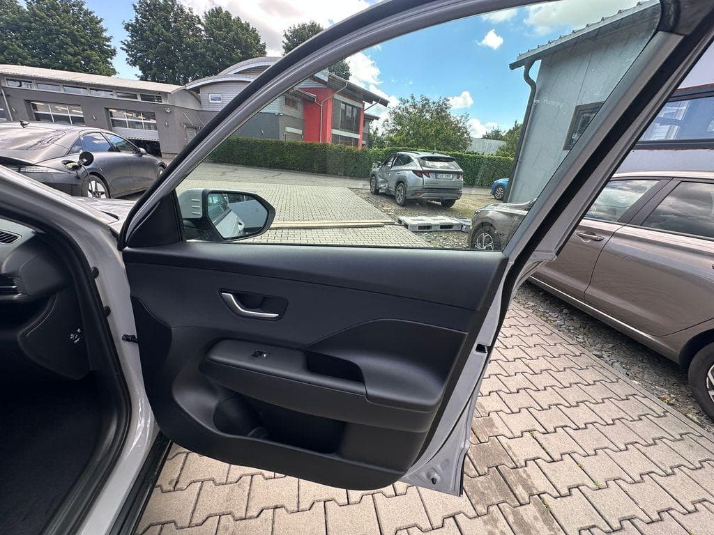 Hyundai KONA - 32