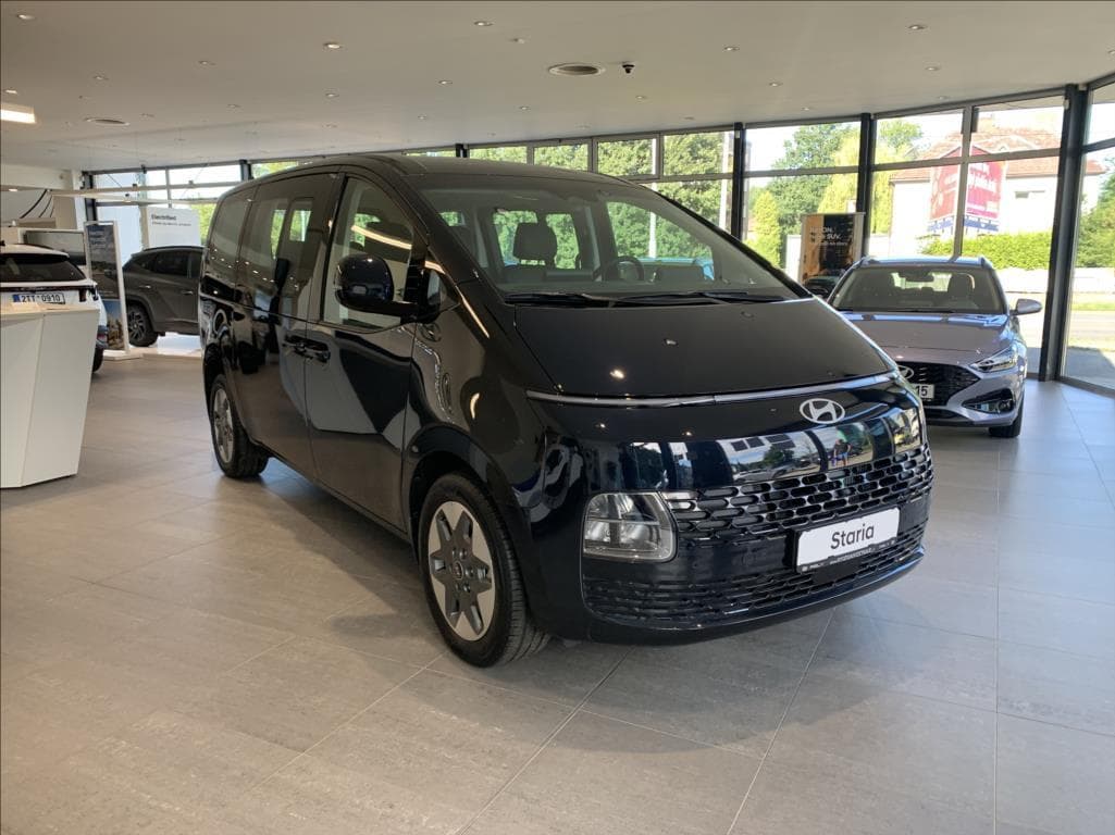 2025 Hyundai Staria - 3