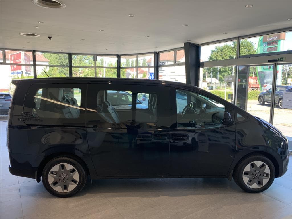2025 Hyundai Staria - 4