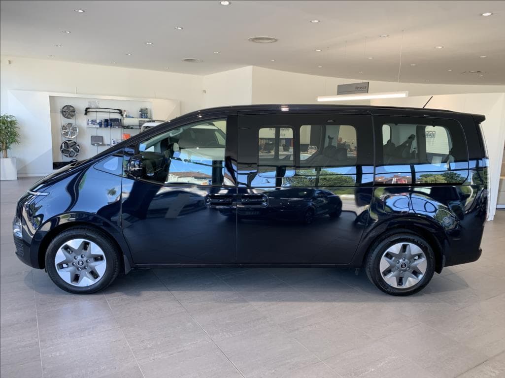 2025 Hyundai Staria - 8
