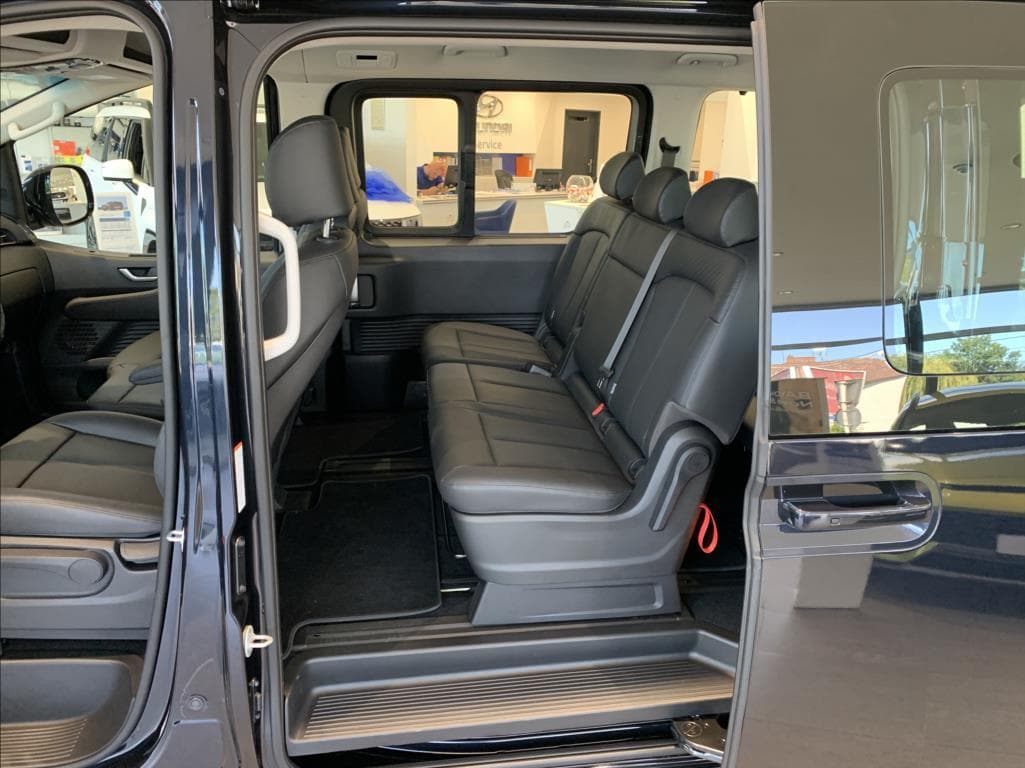 2025 Hyundai Staria - 12