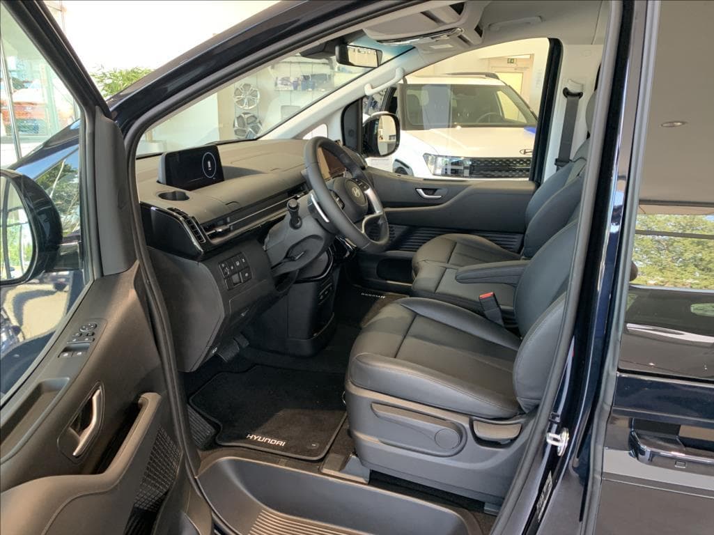 2025 Hyundai Staria - 19