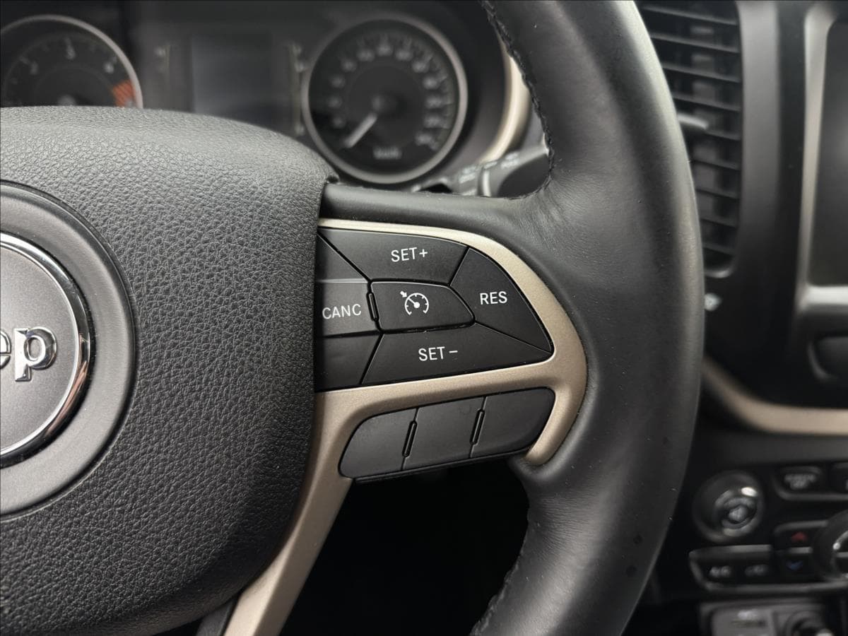 2014 Jeep CHEROKEE - 11