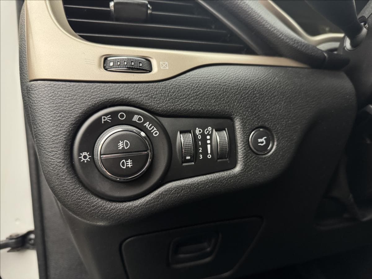 2014 Jeep CHEROKEE - 8