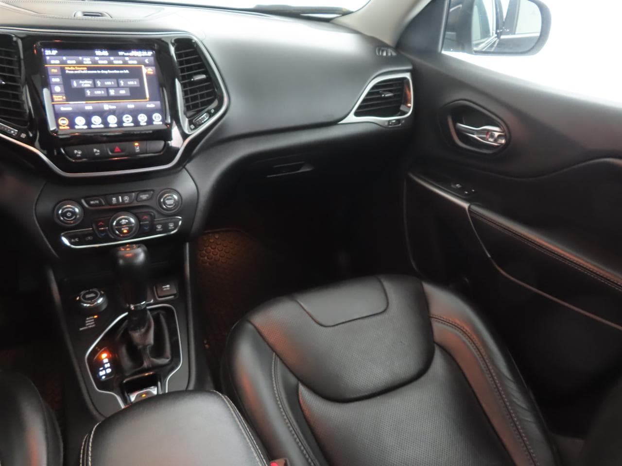 2019 Jeep CHEROKEE - 11