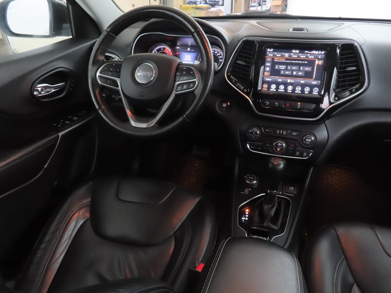 2019 Jeep CHEROKEE - 9