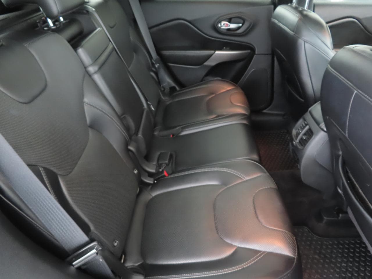 2019 Jeep CHEROKEE - 13