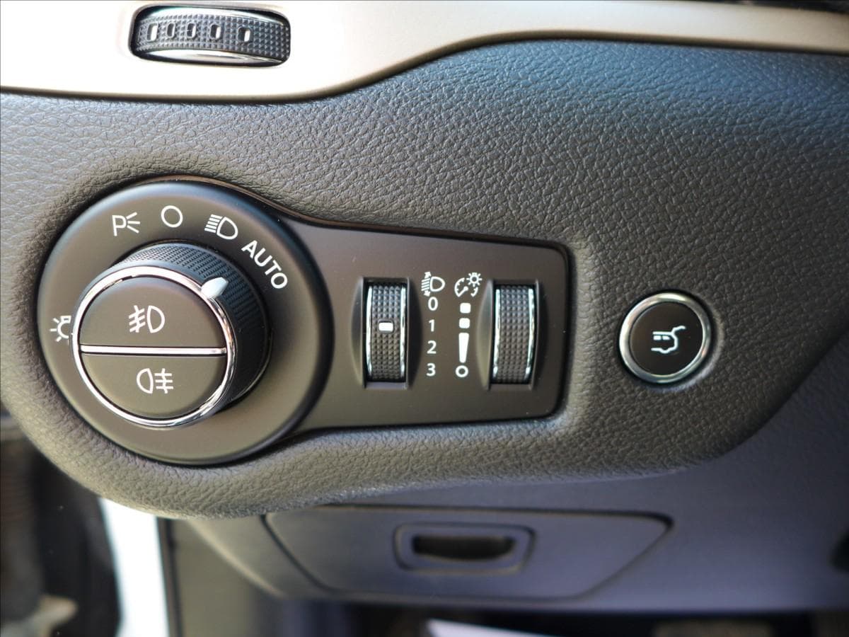 2016 Jeep CHEROKEE - 16