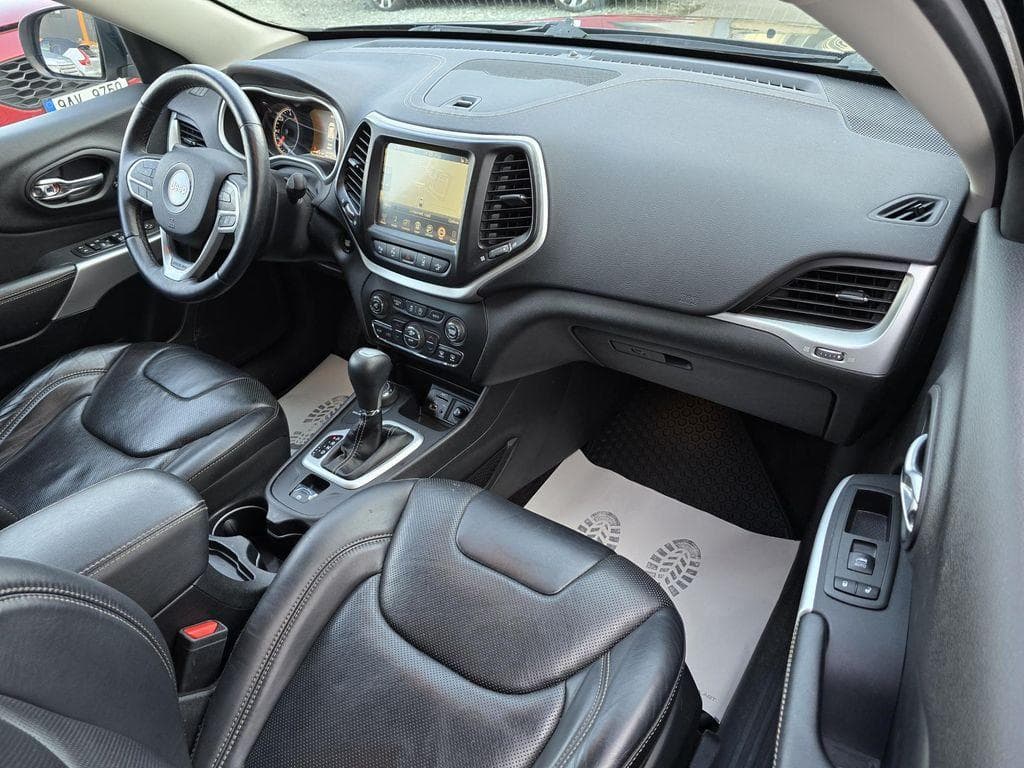 2019 Jeep CHEROKEE - 12
