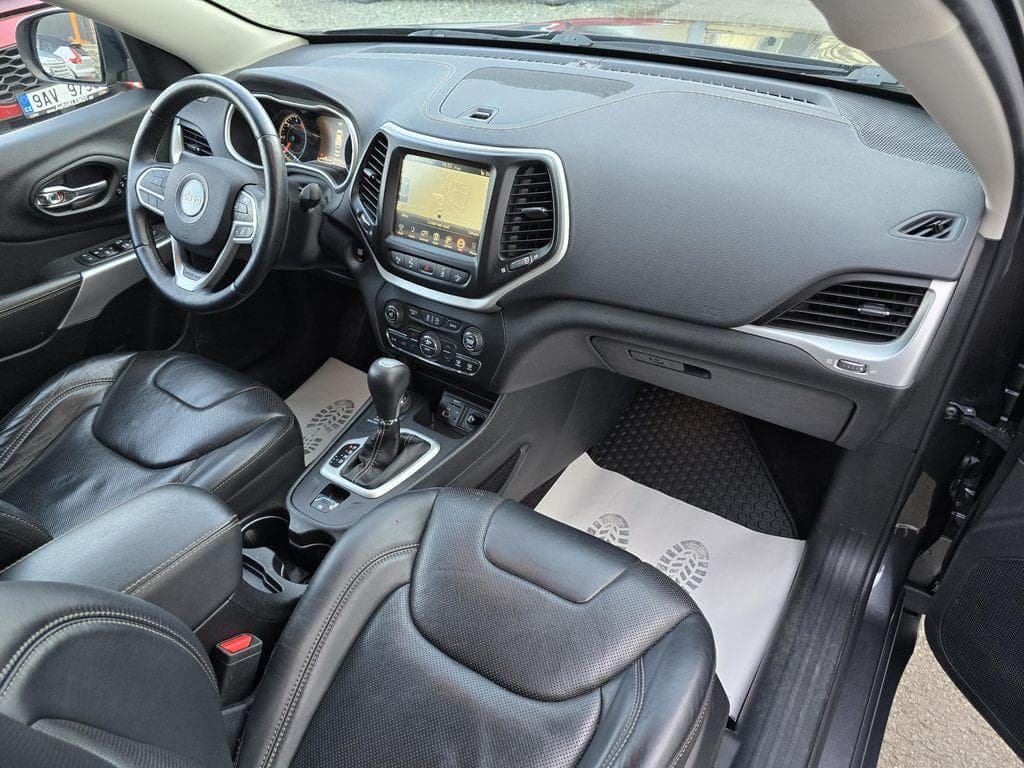 2019 Jeep CHEROKEE - 11
