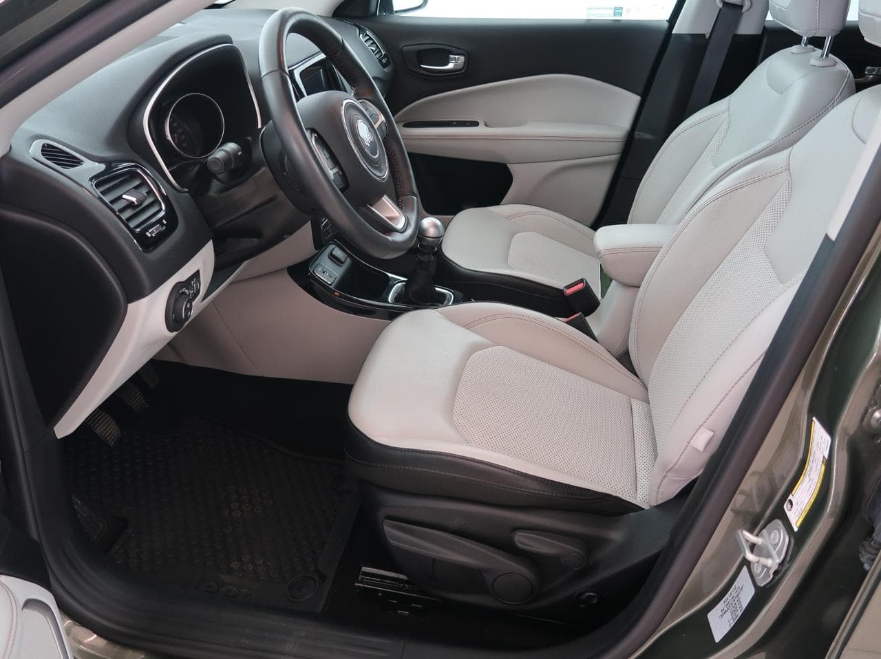 2019 Jeep COMPASS - 16