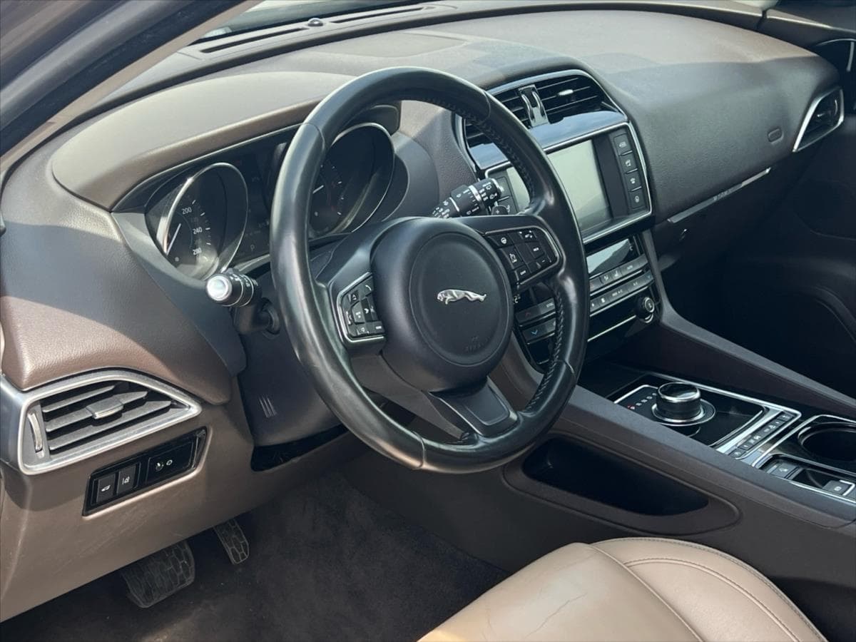 2017 Jaguar F-PACE - 10