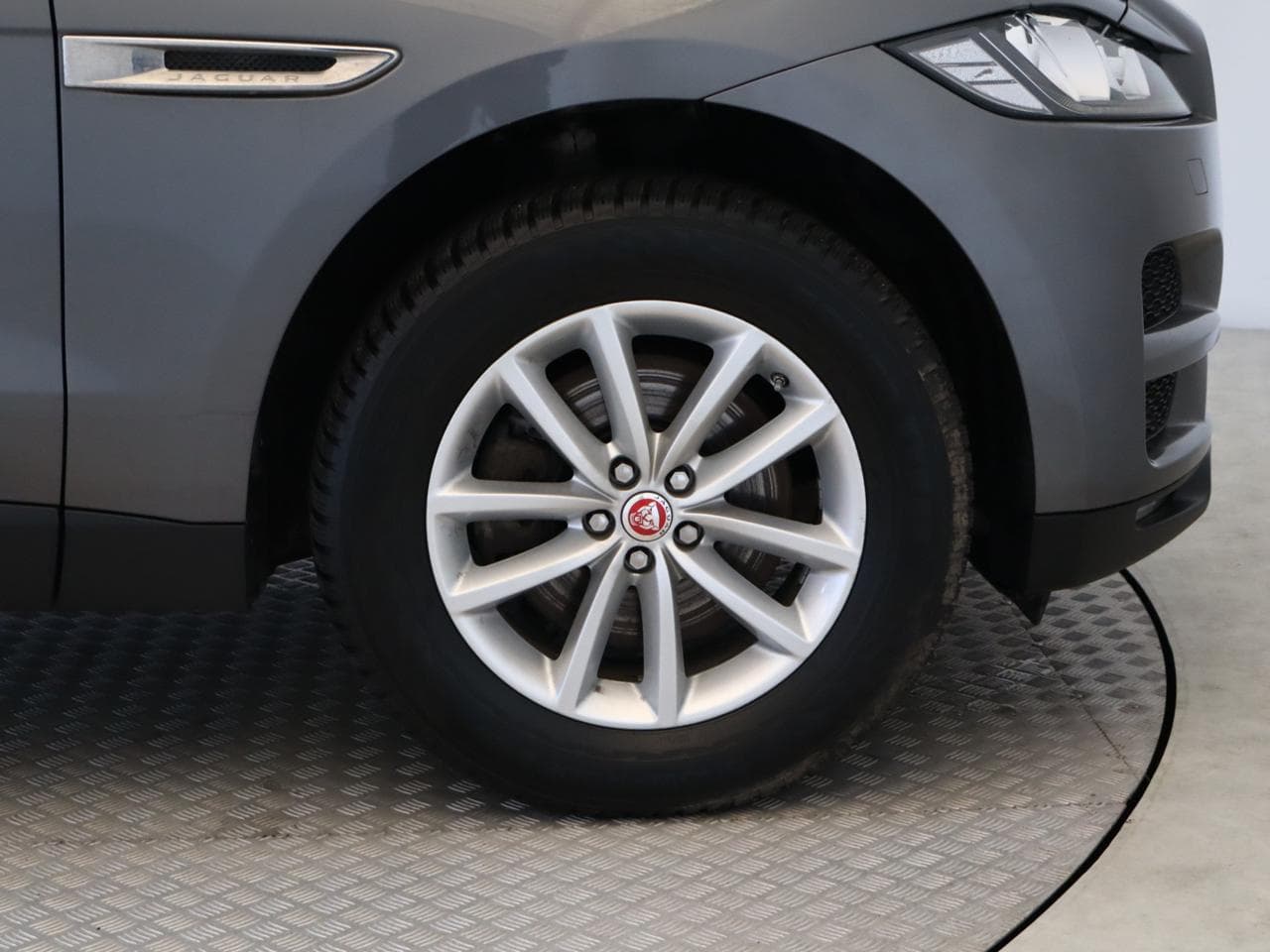 2017 Jaguar F-Pace - 19