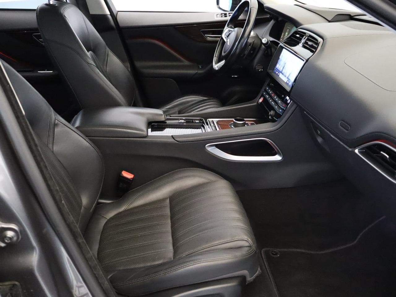 2017 Jaguar F-Pace - 10