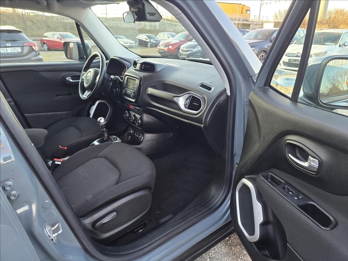 2015 Jeep Renegade - 16