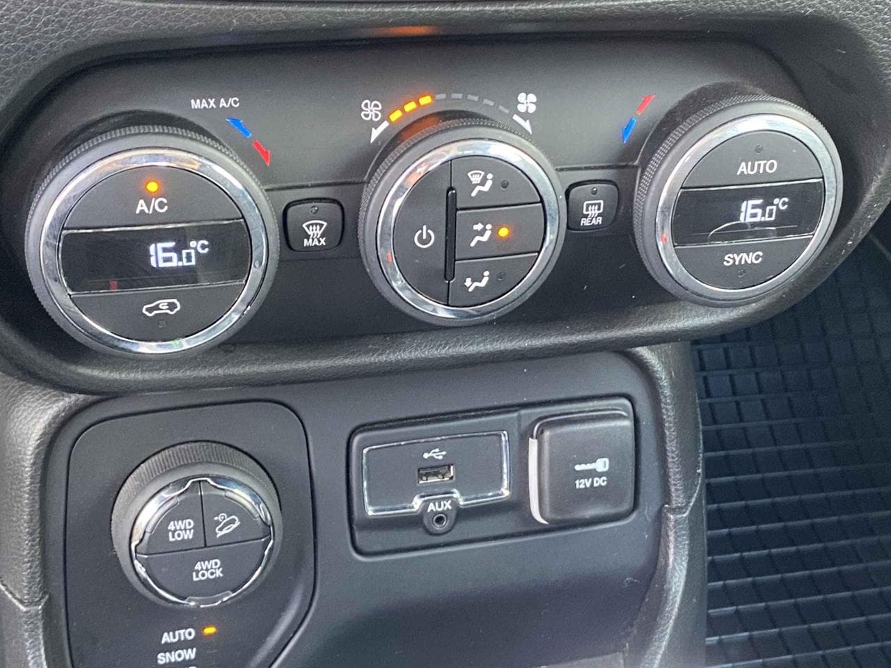 2016 Jeep RENEGADE - 28