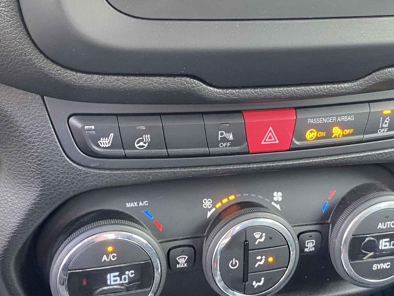 2016 Jeep RENEGADE - 30