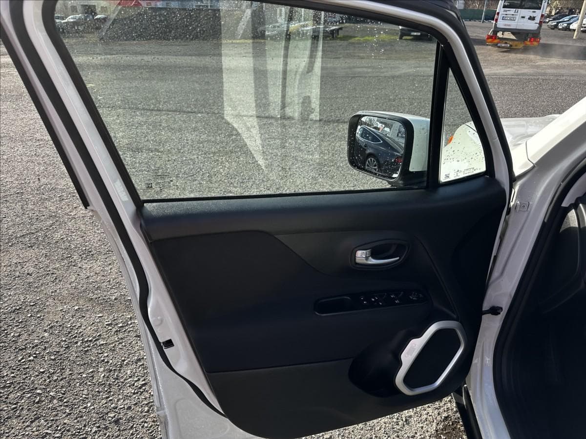 2015 Jeep Renegade - 25