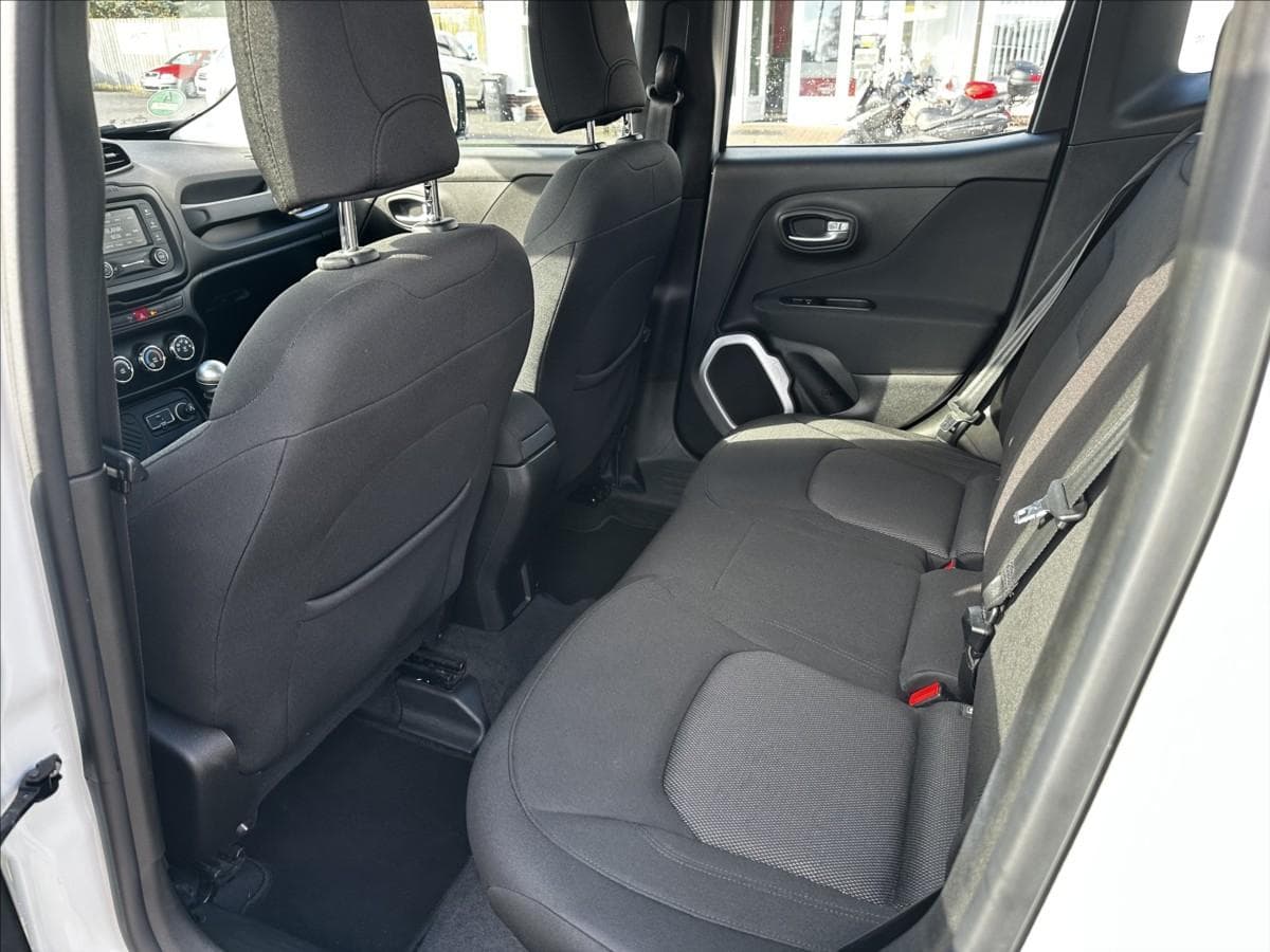 2015 Jeep Renegade - 27