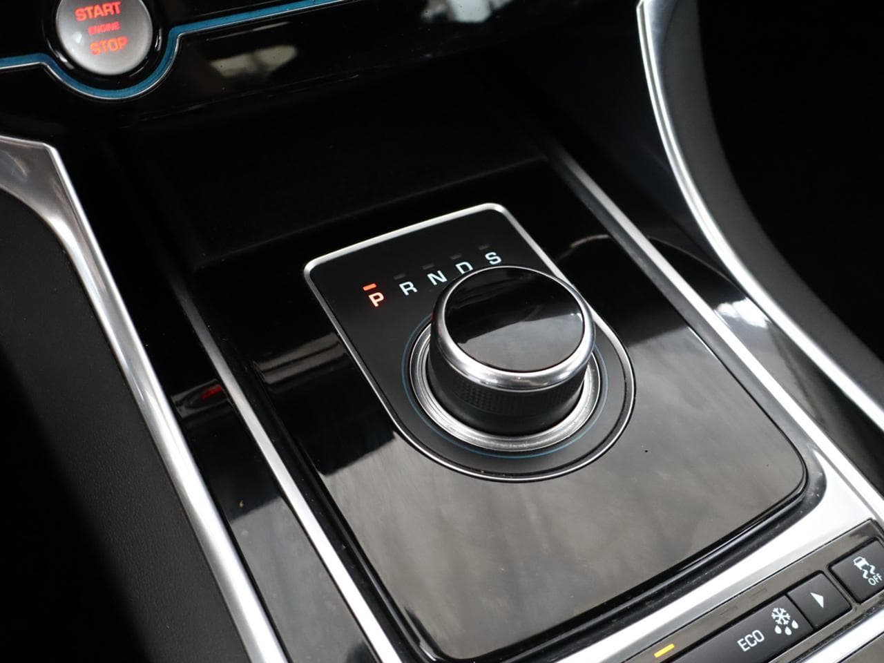 2016 Jaguar XE - 17