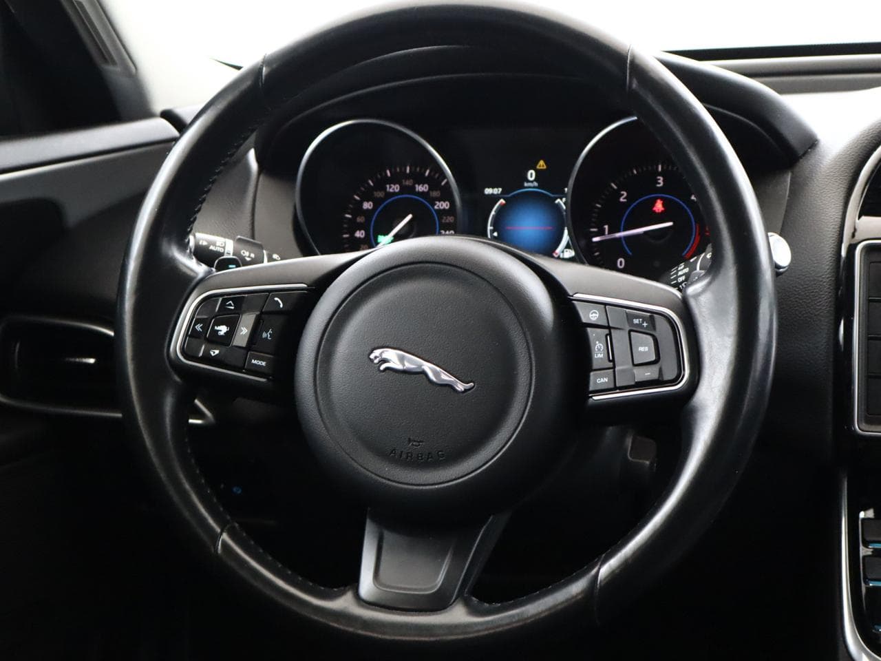 2016 Jaguar XE - 19