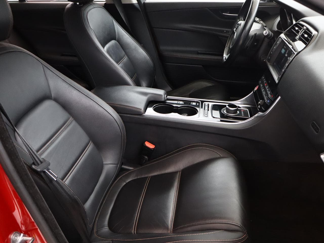 2016 Jaguar XE - 10