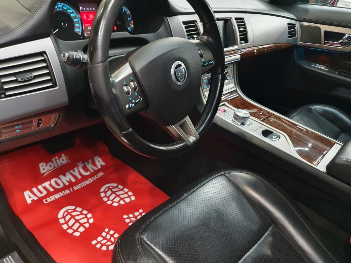 2010 Jaguar XF - 7