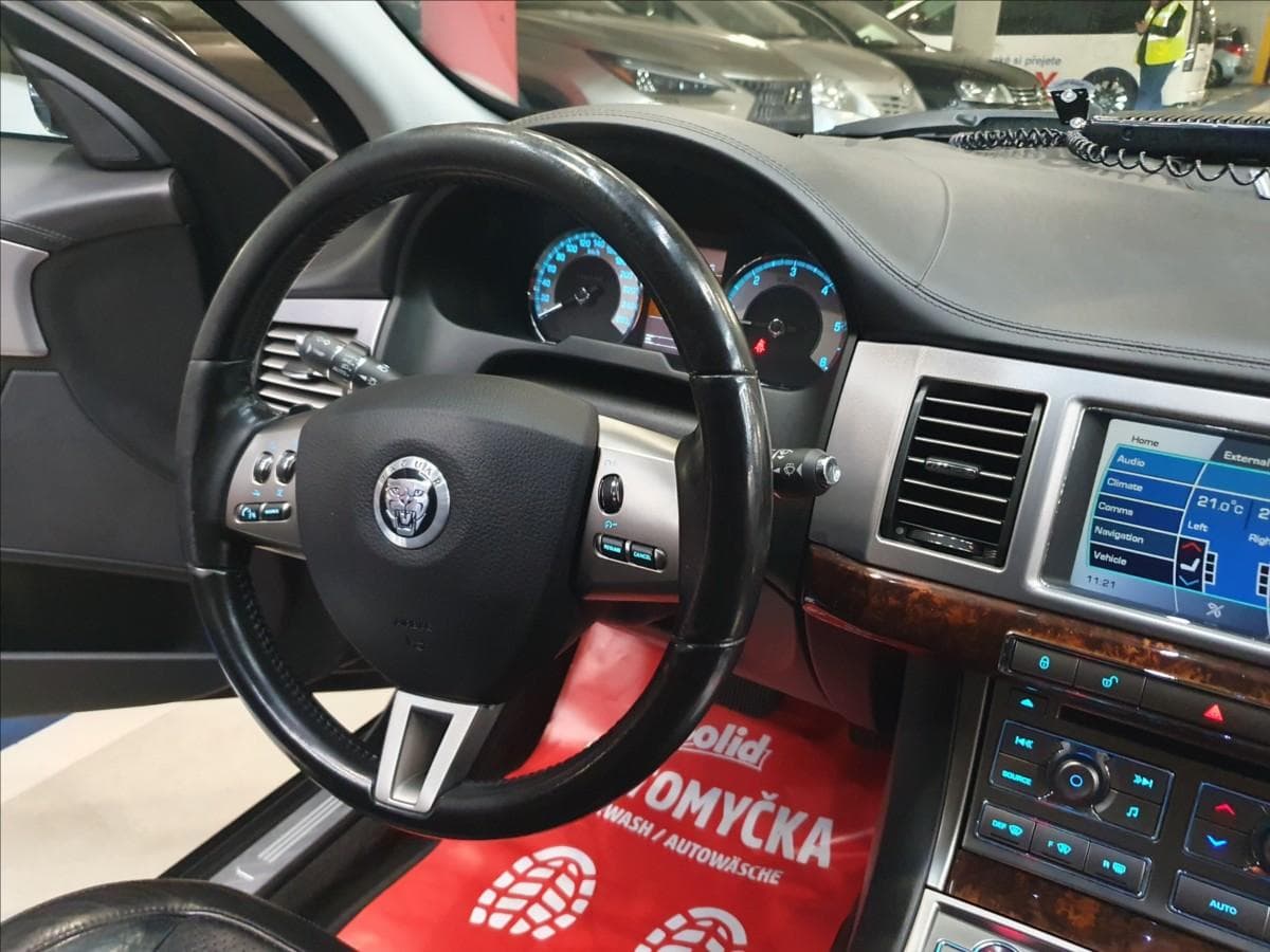 2010 Jaguar XF - 13