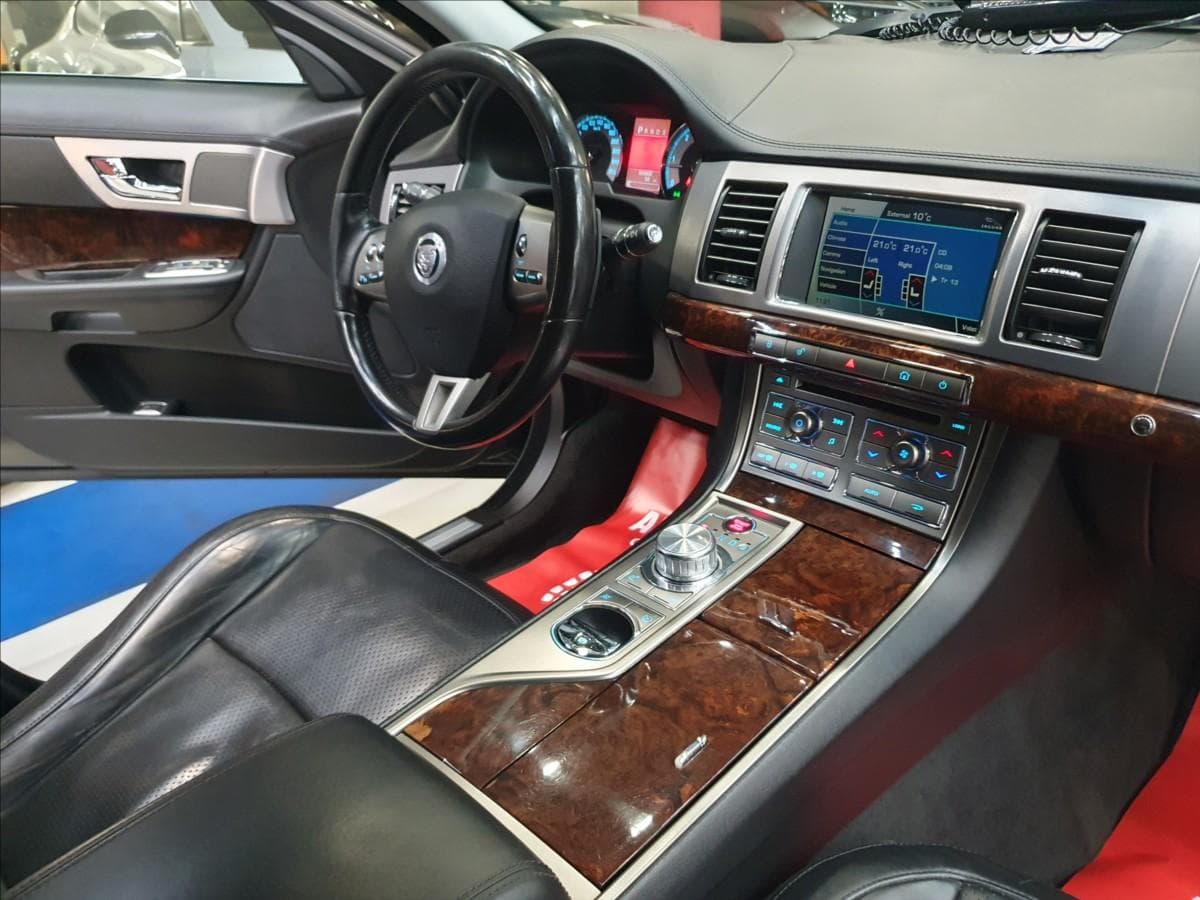 2010 Jaguar XF - 9