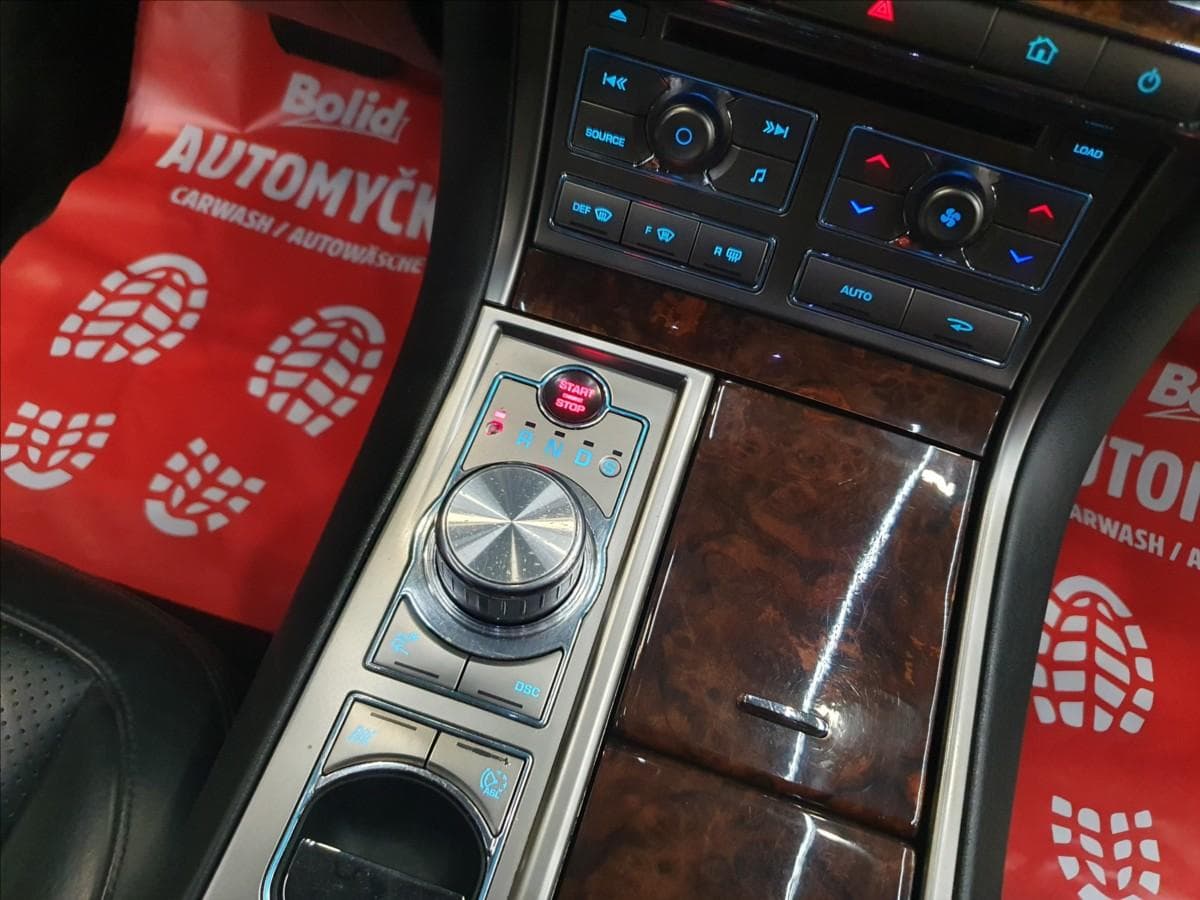 2010 Jaguar XF - 14