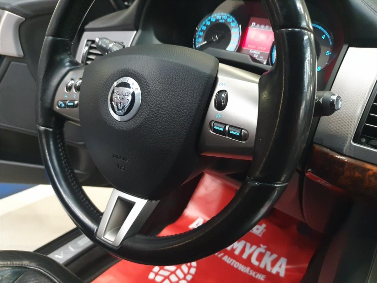 2010 Jaguar XF - 12