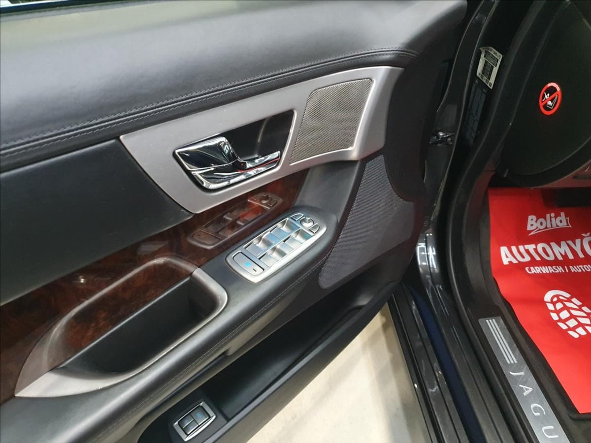 2010 Jaguar XF - 8