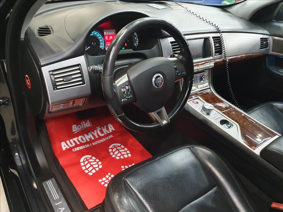 2010 Jaguar XF - 6