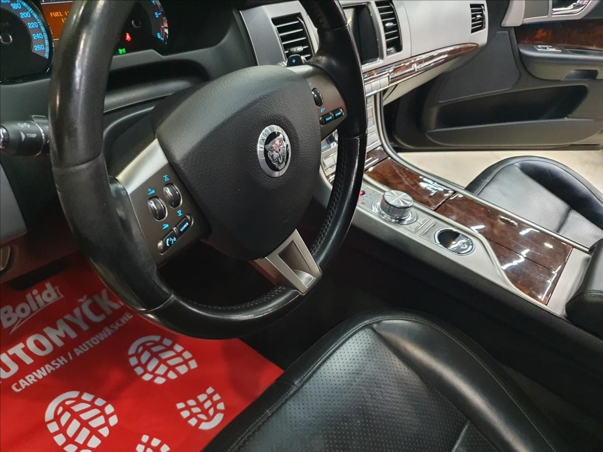 2010 Jaguar XF - 20