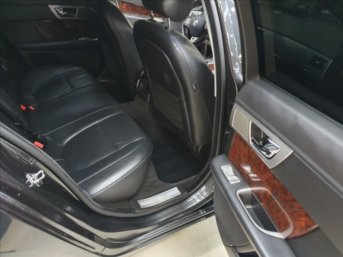 2010 Jaguar XF - 16