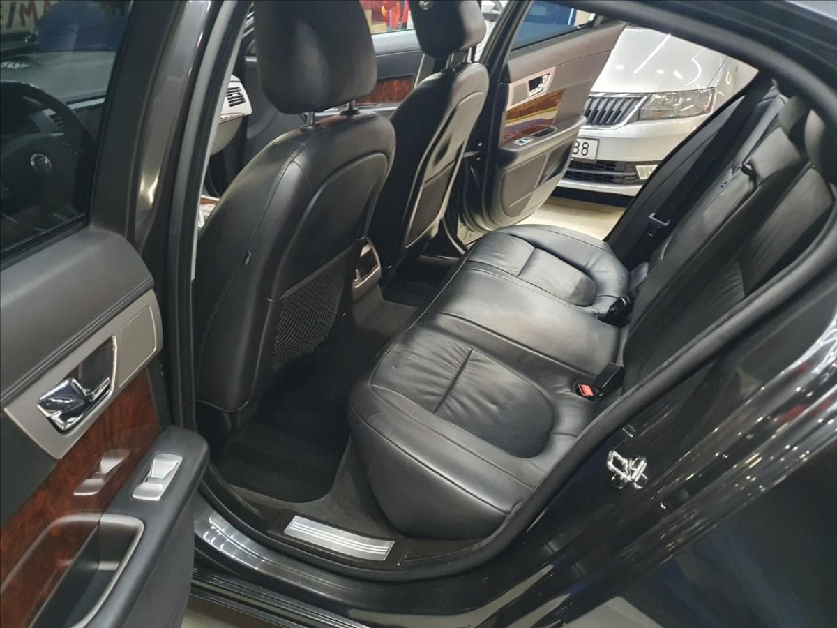 2010 Jaguar XF - 17