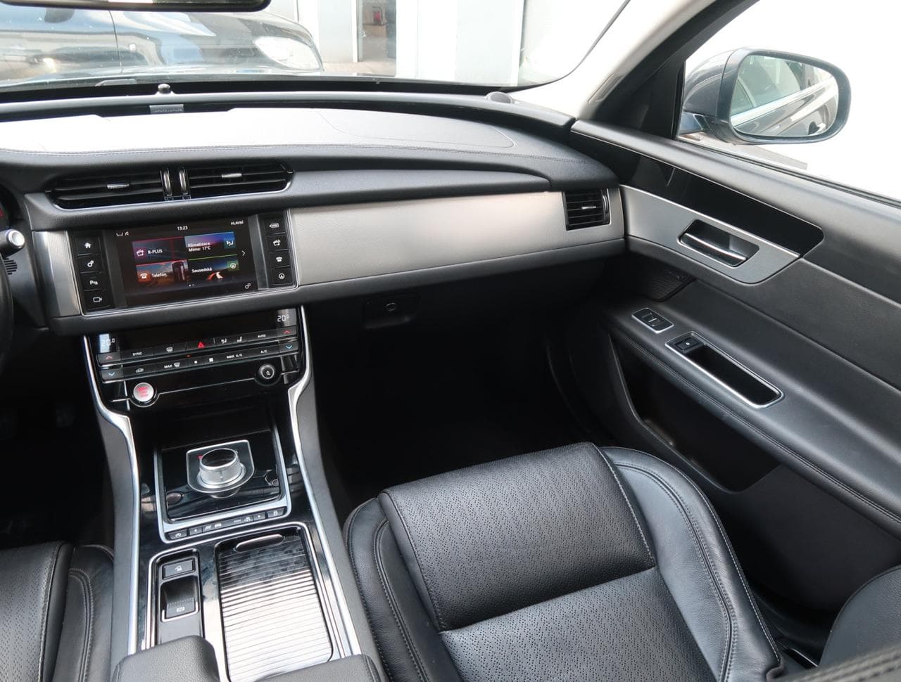 2017 Jaguar XF - 11