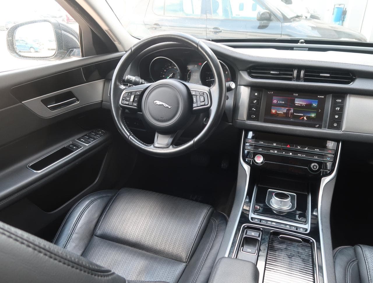 2017 Jaguar XF - 9