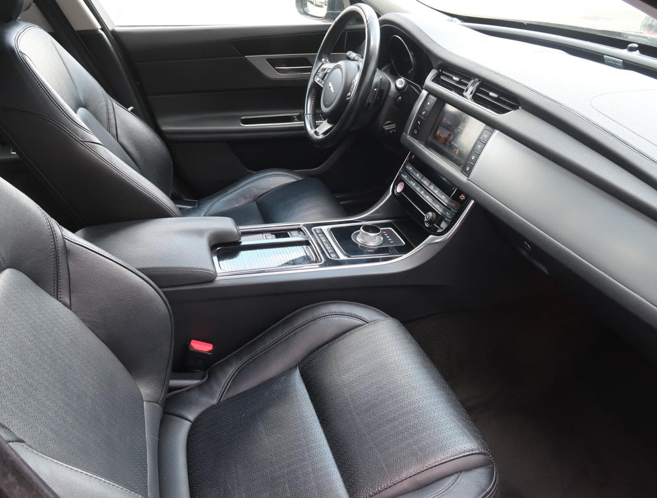 2017 Jaguar XF - 12