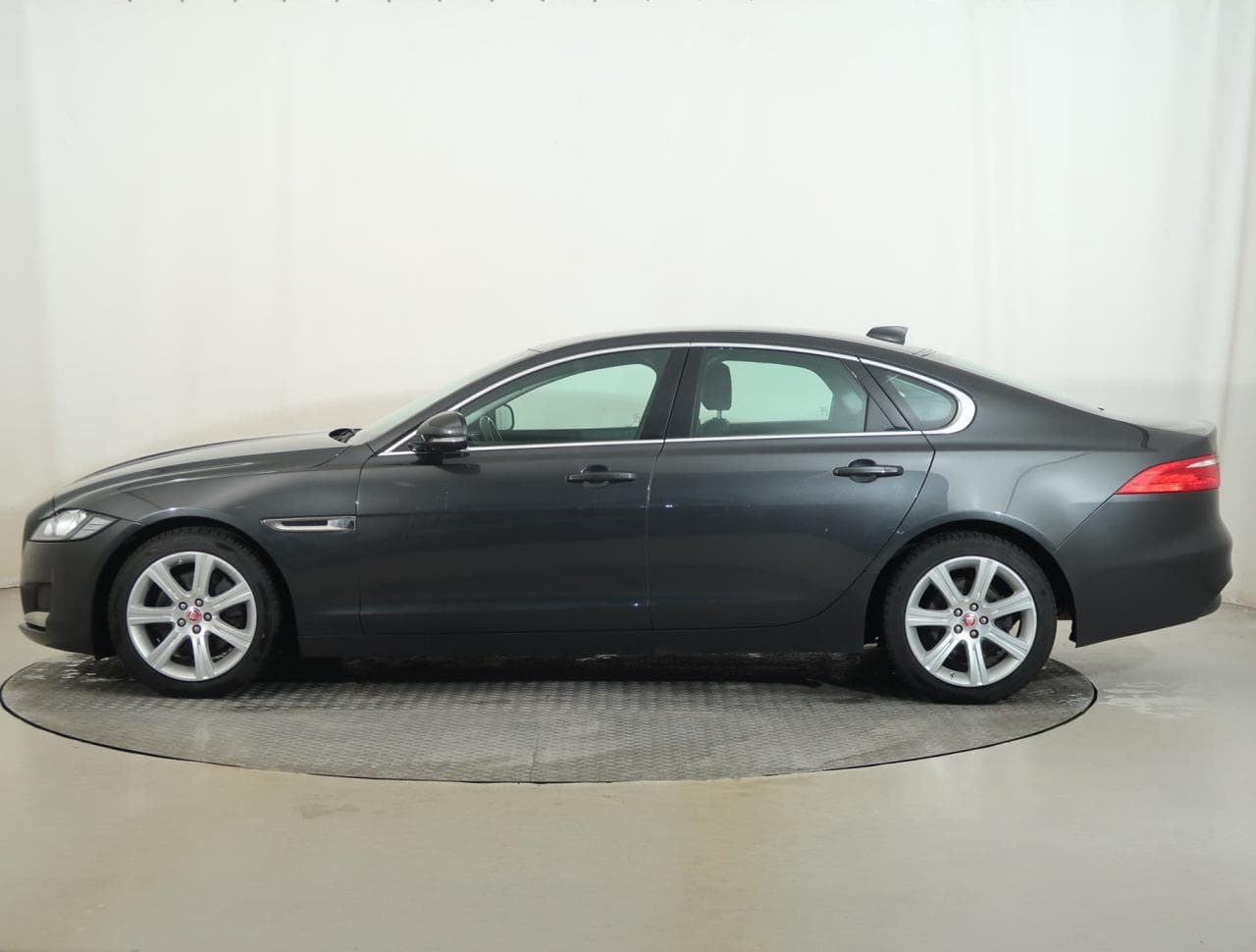 2017 Jaguar XF - 4
