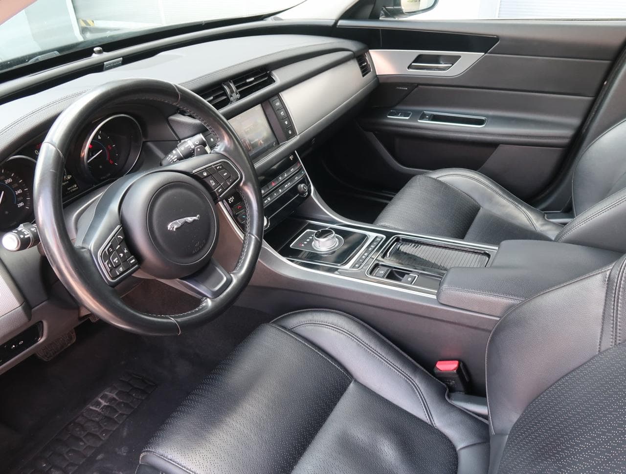 2017 Jaguar XF - 16
