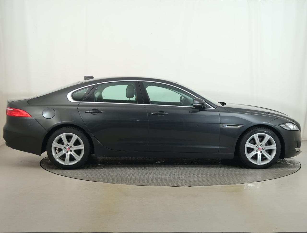 2017 Jaguar XF - 8